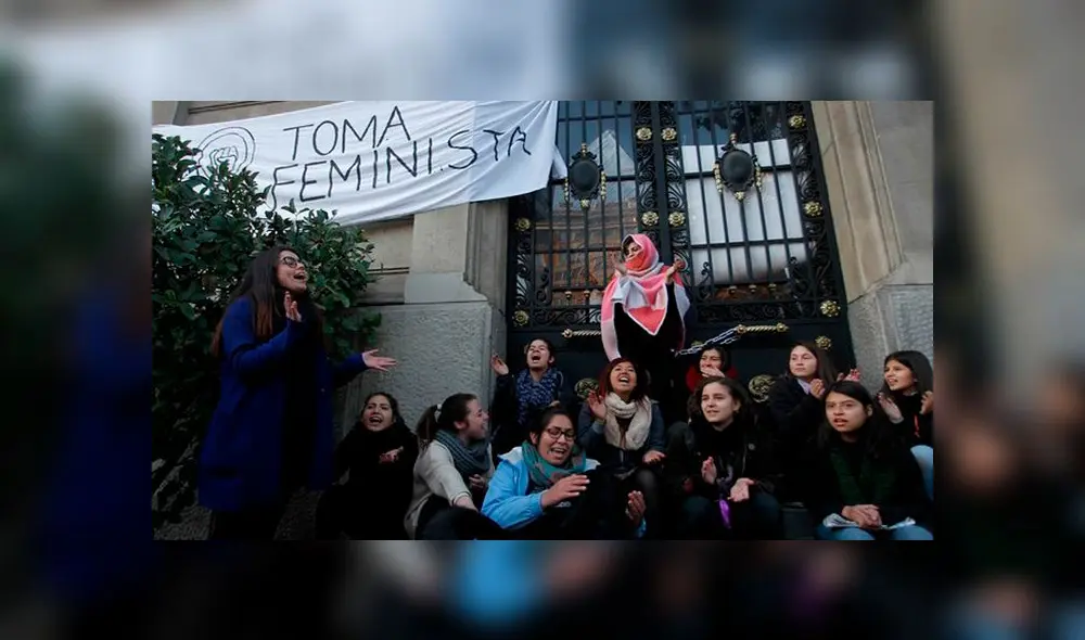 Feministas toman Universidad Católica de Chile ante casos de acoso machista