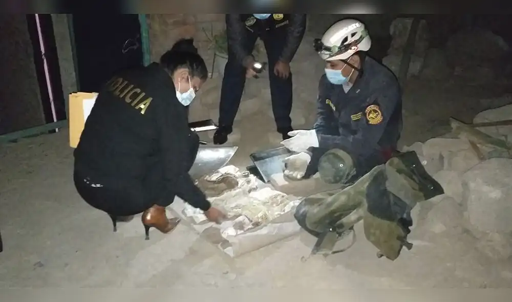 Agentes policiales lograron sacar los costosos bienes de un silo de una casa ubicada en Hunter. Foto: PNP Agentes policiales lograron sacar los costosos bienes de un silo de una casa ubicada en Hunter. Foto: PNP