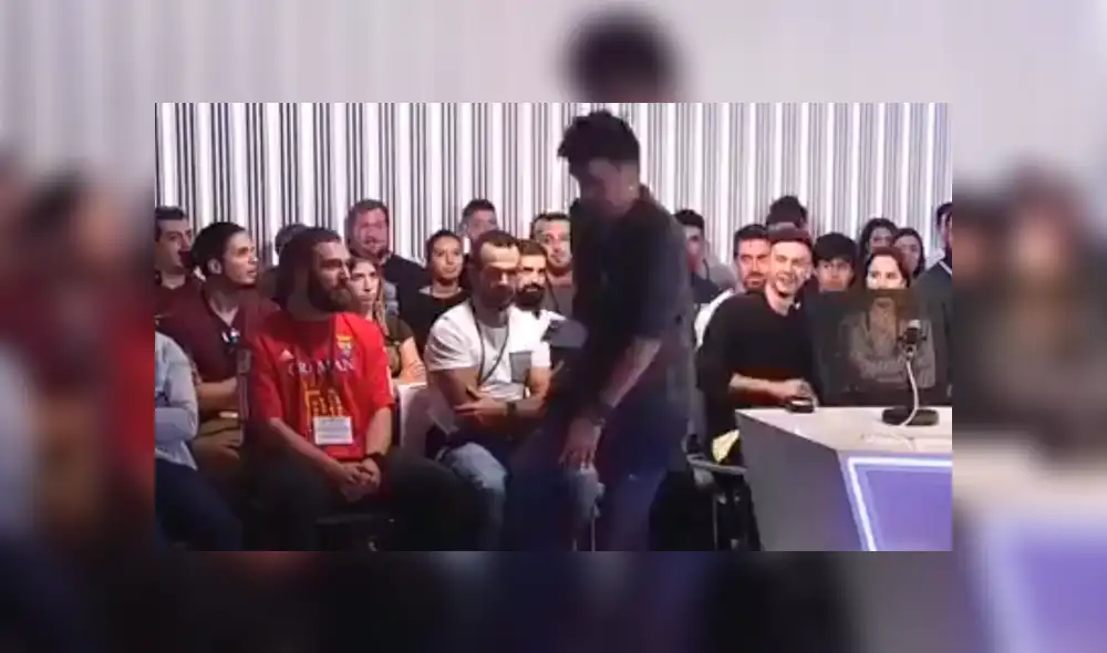 El hombre intentó abandonar el set, pero perdió el equilibrio y cayó de cara contra el suelo. Foto: captura. El hombre intentó abandonar el set, pero perdió el equilibrio y cayó de cara contra el suelo. Foto: captura.