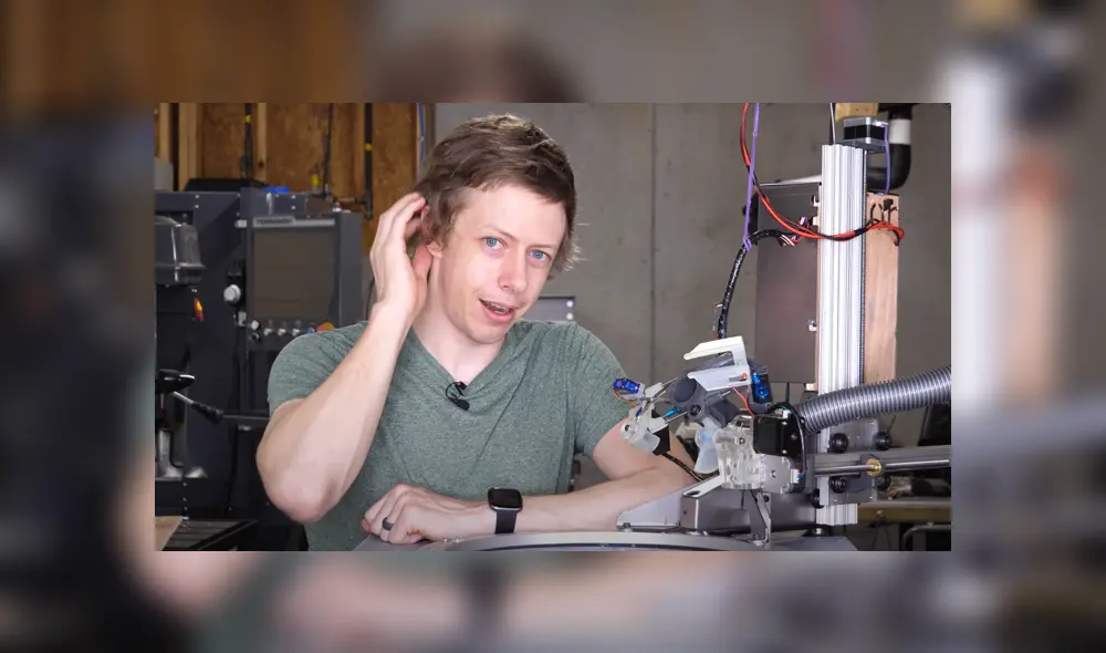 El joven construyó un robot para que le cortara el cabello al estilo que él quisiera. Foto: YouTube El joven construyó un robot para que le cortara el cabello al estilo que él quisiera. Foto: YouTube