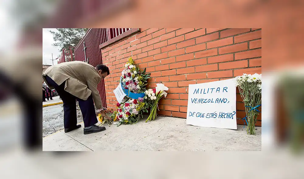 Llamado a las FFAA. Ofrenda floral en la entrada del Comando General de la Armada.