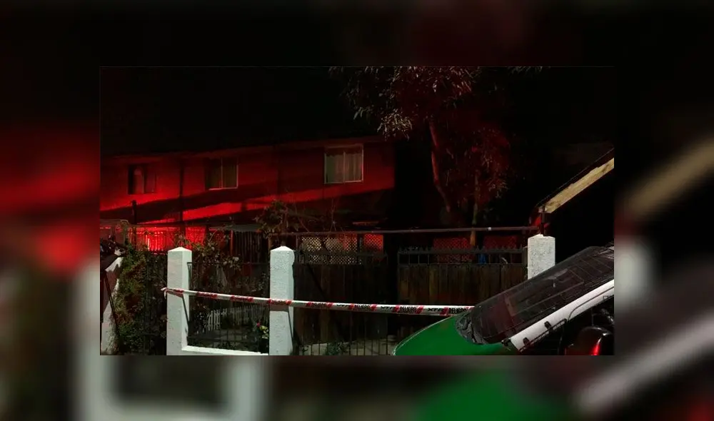 La policía recibió la llamada de los vecinos que fueron alertados por los gritos que venían de la casa. Foto: T13