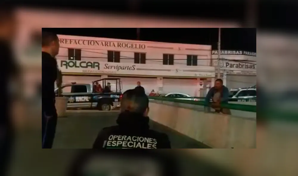 Vía Facebook. Bomberos y policías idearon una insólita estrategia para salvar a un hombre que intentaba tirarse de un puente. Vía Facebook. Bomberos y policías idearon una insólita estrategia para salvar a un hombre que intentaba tirarse de un puente.
