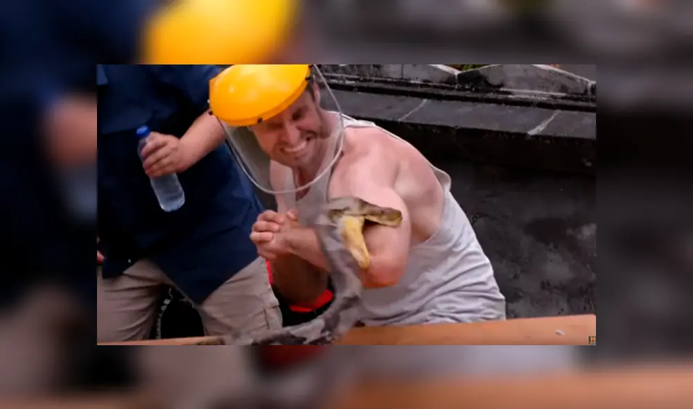 El protagonista del video viral de YouTube dejó que una serpiente pitón abra sus mandíbulas para morder su brazo.