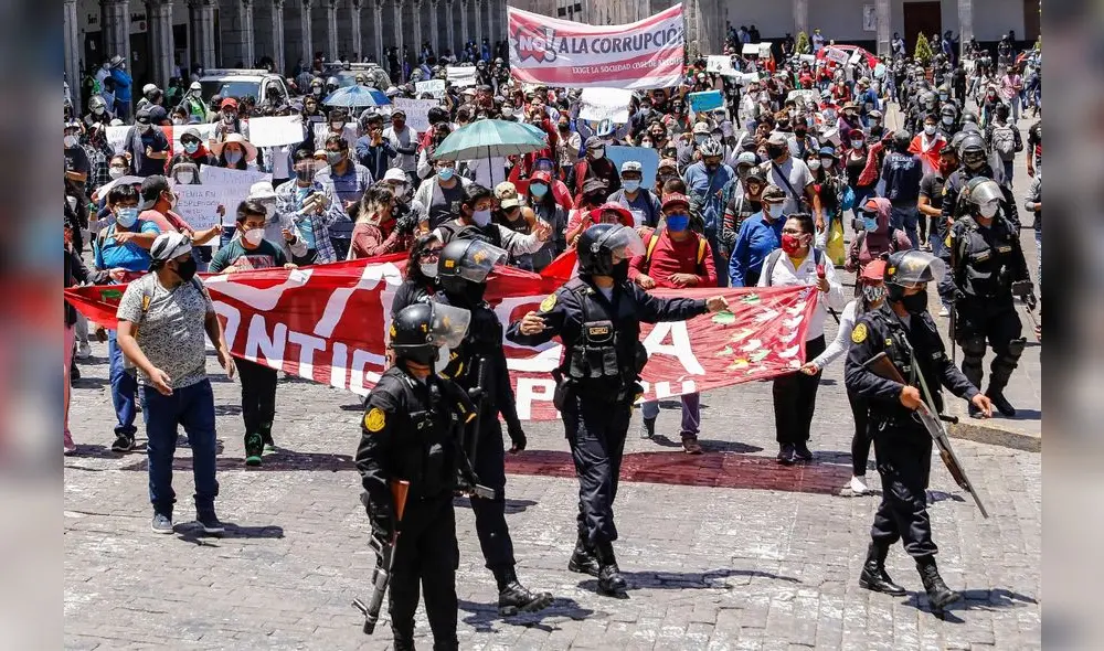 Sin distancia. Durante las protestas, la población se olvidó de las medidas sanitarias. Foto: La República Sin distancia. Durante las protestas, la población se olvidó de las medidas sanitarias. Foto: La República