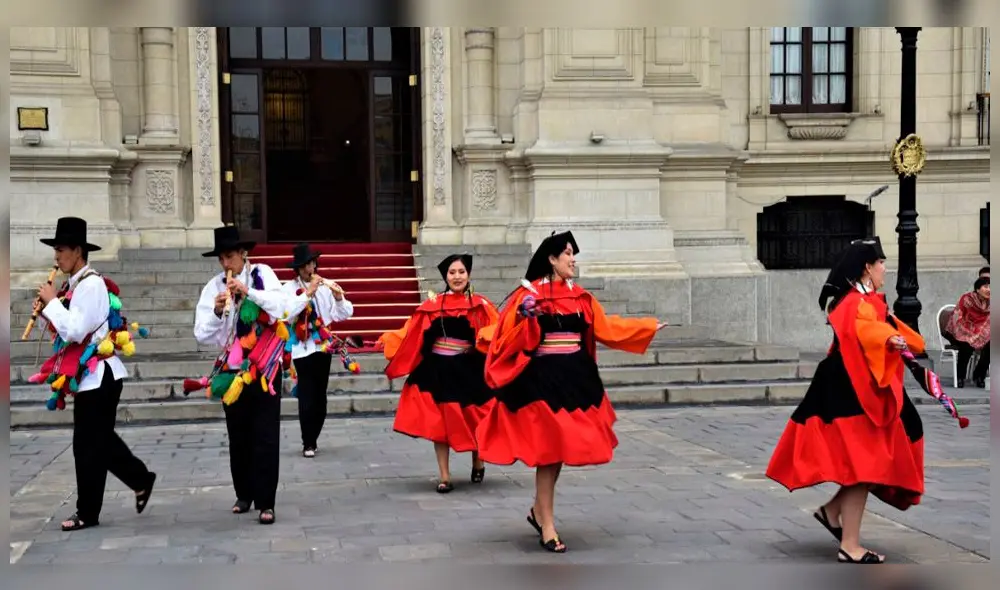 Comitiva de la ciudad de Tacna llegó a Palacio de Gobierno para presentar programa de festejos. Comitiva de la ciudad de Tacna llegó a Palacio de Gobierno para presentar programa de festejos.