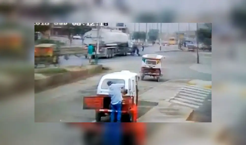 Dos sujetos matan a un hombre lanzándolo contra un camión cisterna [VIDEO]