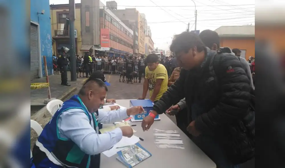 Municipalidad de Lima clausura centro comercial 'El Hueco' [FOTOS]