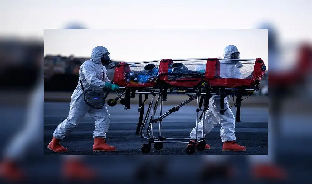 Members of the Military Firefighter Brigade of Minas Gerais (CBMMG) wearing protective gear, demonstrate the use of an isolation stretcher, or bubble stretcher, to transport patients infected with coronavirus (COVID-19), at Pampulha Airport, in Belo Horizonte, state of Minas Gerais, Brazil, on July 22, 2020. - The equipment, which can be used to transport patients in aircrafts and ambulances, filters the air that the patient exhales in addition to isolating him. (Photo by DOUGLAS MAGNO / AFP) Members of the Military Firefighter Brigade of Minas Gerais (CBMMG) wearing protective gear, demonstrate the use of an isolation stretcher, or bubble stretcher, to transport patients infected with coronavirus (COVID-19), at Pampulha Airport, in Belo Horizonte, state of Minas Gerais, Brazil, on July 22, 2020. - The equipment, which can be used to transport patients in aircrafts and ambulances, filters the air that the patient exhales in addition to isolating him. (Photo by DOUGLAS MAGNO / AFP)