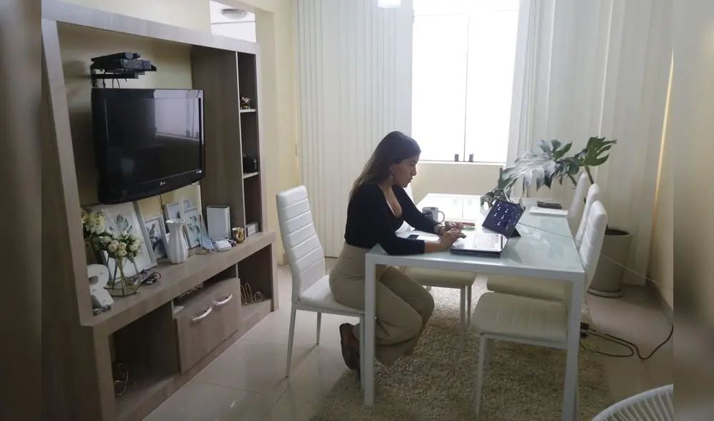 Rocío Capristano, gerenta comercial del Grupo Capi, trabajando en su departamento. Foto: Marco Cotrina.