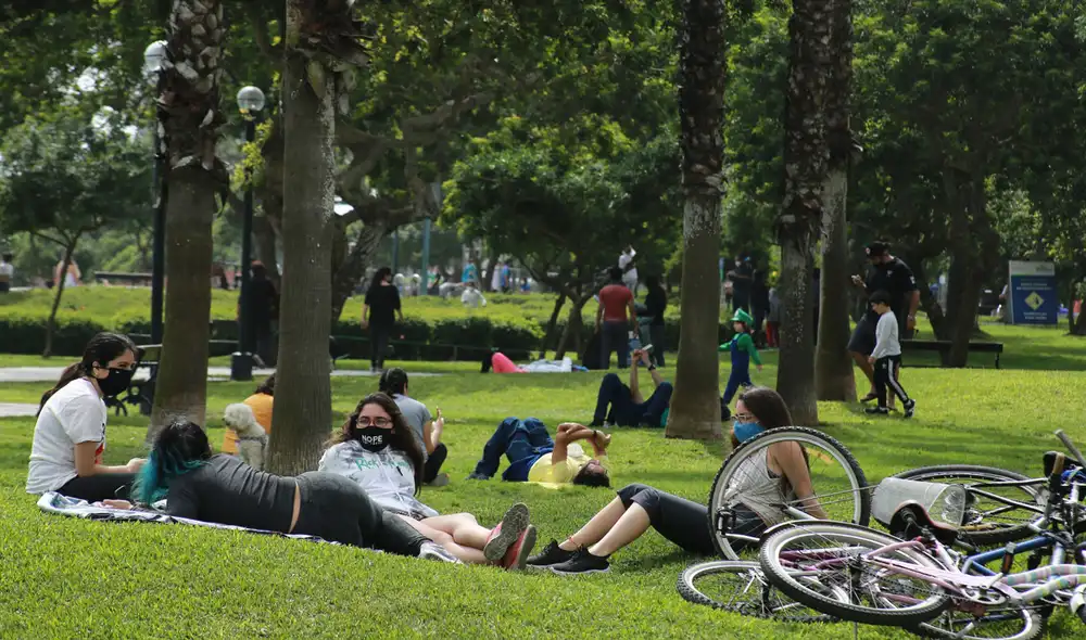Tras la eliminación de algunas restricciones, más personas acuden a playas y parques de Miraflores y muchas vecen incumplen con medidas de protección. (Foto: John Reyes Mejía / La República) Tras la eliminación de algunas restricciones, más personas acuden a playas y parques de Miraflores y muchas vecen incumplen con medidas de protección. (Foto: John Reyes Mejía / La República)