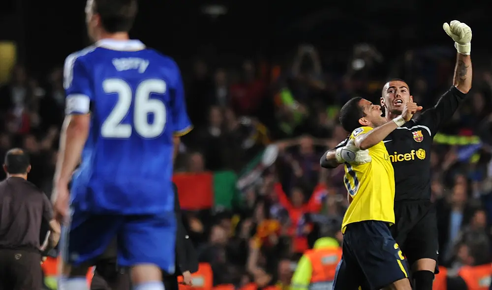 Dani Alves y Víctor Valdés celebrando la clasificación del FC Barcelona en Londres. | Foto: AFP