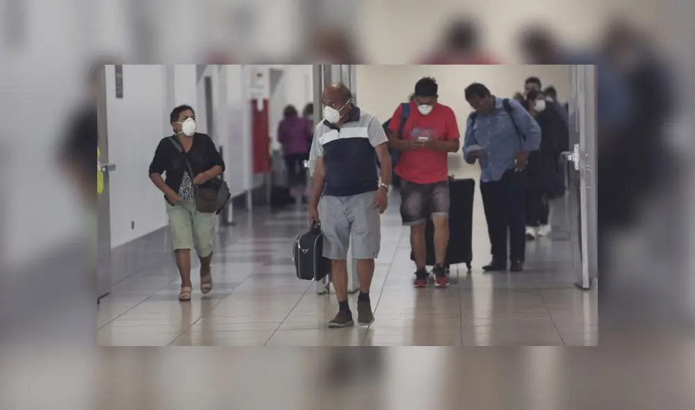 Mientras que algunos pudieron alcanzar boletos para volar antes del cierre de fronteras, otros buscan opciones para alojarse los próximos 15 días. (Foto: Antonio Melgarejo / La República) Mientras que algunos pudieron alcanzar boletos para volar antes del cierre de fronteras, otros buscan opciones para alojarse los próximos 15 días. (Foto: Antonio Melgarejo / La República)