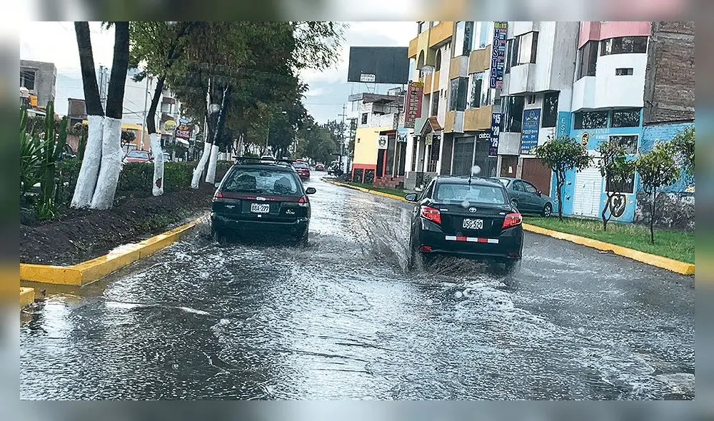 intensidad. El agua anegó varias pistas de manera rápida.