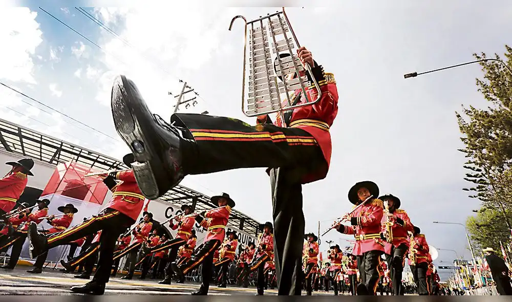 Ni la lluvia detuvo desfile escolar por Fiestas Patrias en Arequipa