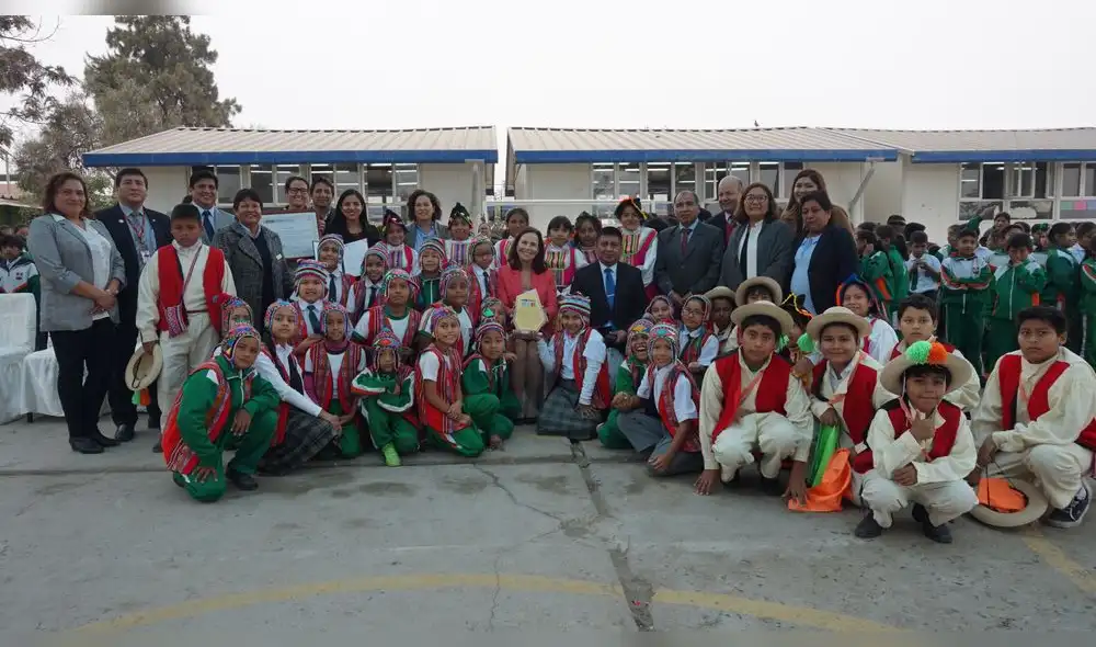 Fundación Telefónica recibe reconocimiento de la Ugel 01 Fundación Telefónica recibe reconocimiento de la Ugel 01