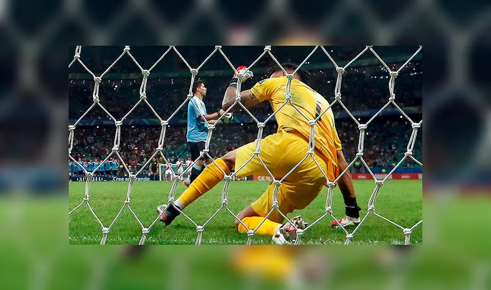 Pedro Gallese se acercó a Luis Suárez para consolarlo tras la eliminación de Uruguay en la Copa América 2019. (Foto: EFE)