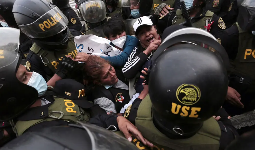 Ciudadanos están desde la mañana en los exteriores del Parlamento. Algunos se mostraron a favor del Gobierno y otros no. Fotos: Gerardo Marín/La República Ciudadanos están desde la mañana en los exteriores del Parlamento. Algunos se mostraron a favor del Gobierno y otros no. Fotos: Gerardo Marín/La República
