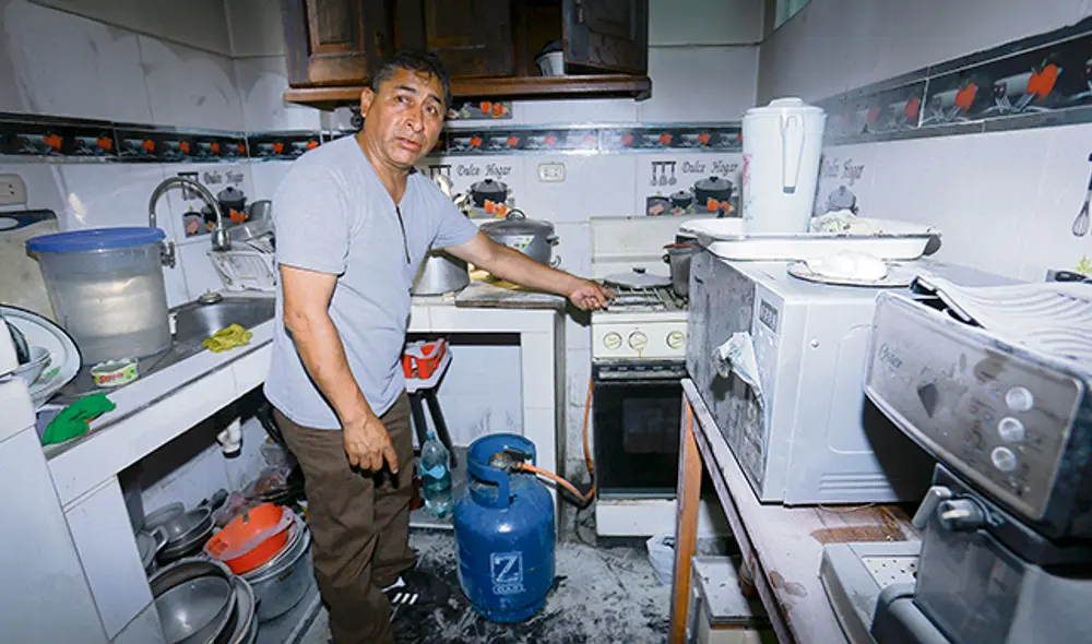 Escenario. José Rivera, padre de uno de los menores fallecidos, muestra el balón del cual se produjo la fuga de gas. Foto: Flavia Matos