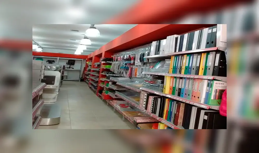 Facebook: Polémica por disfraz “racista” de una trabajadora de supermercado [FOTO]