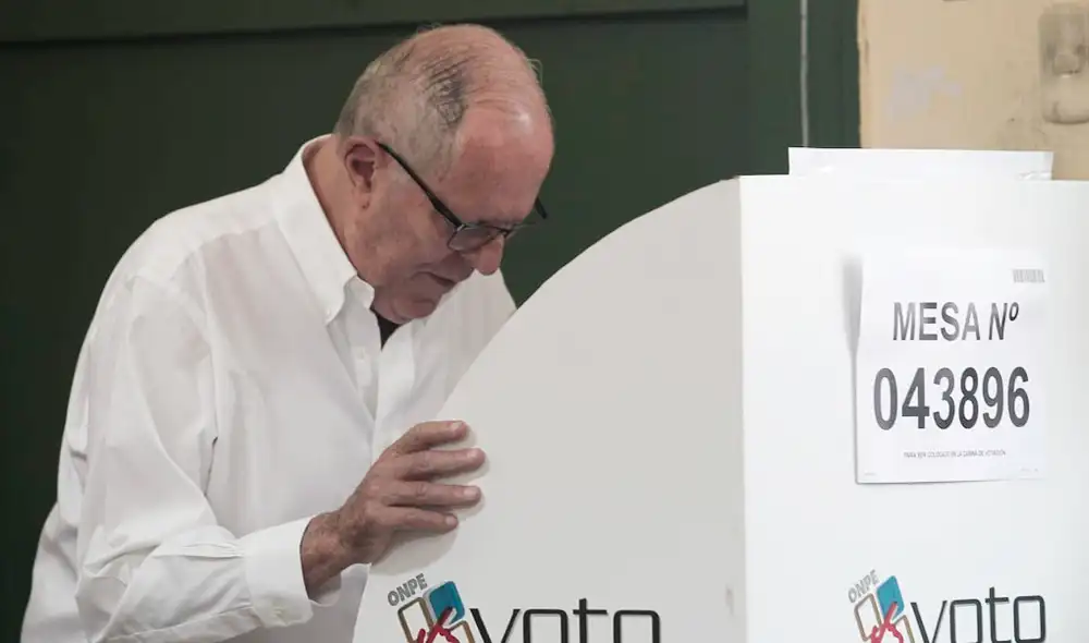 Pedro Pablo Kuczynski acudió a votar custodiado por policías