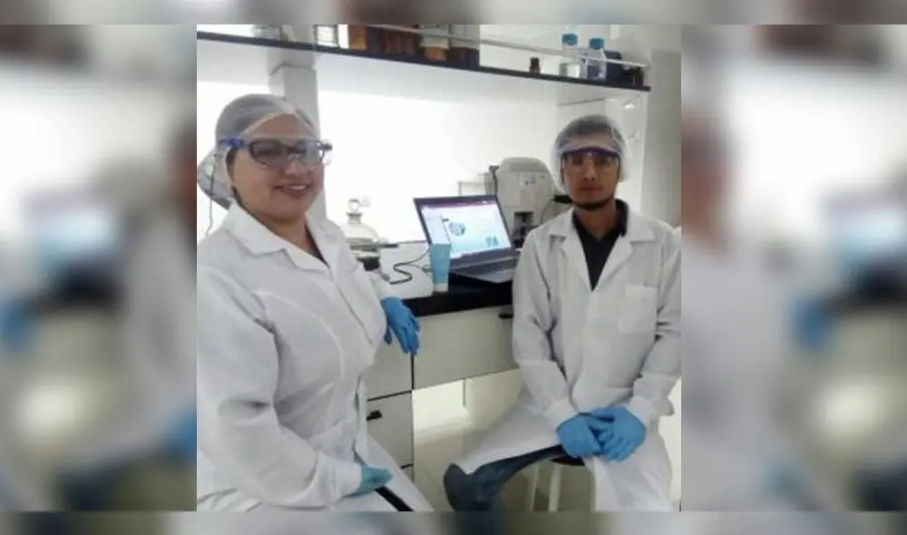 Jóvenes emprendedores trabajan con nanotecnología.