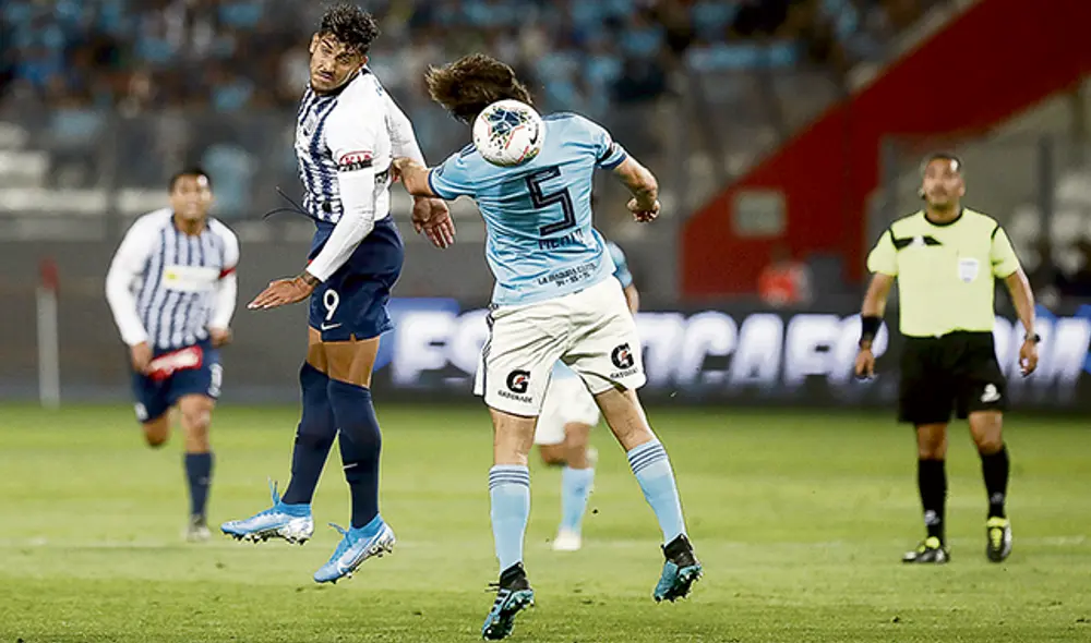 Peleado. ‘Rocky’ Balboa salta ante Merlo. El uruguayo fue clave en el ataque íntimo.