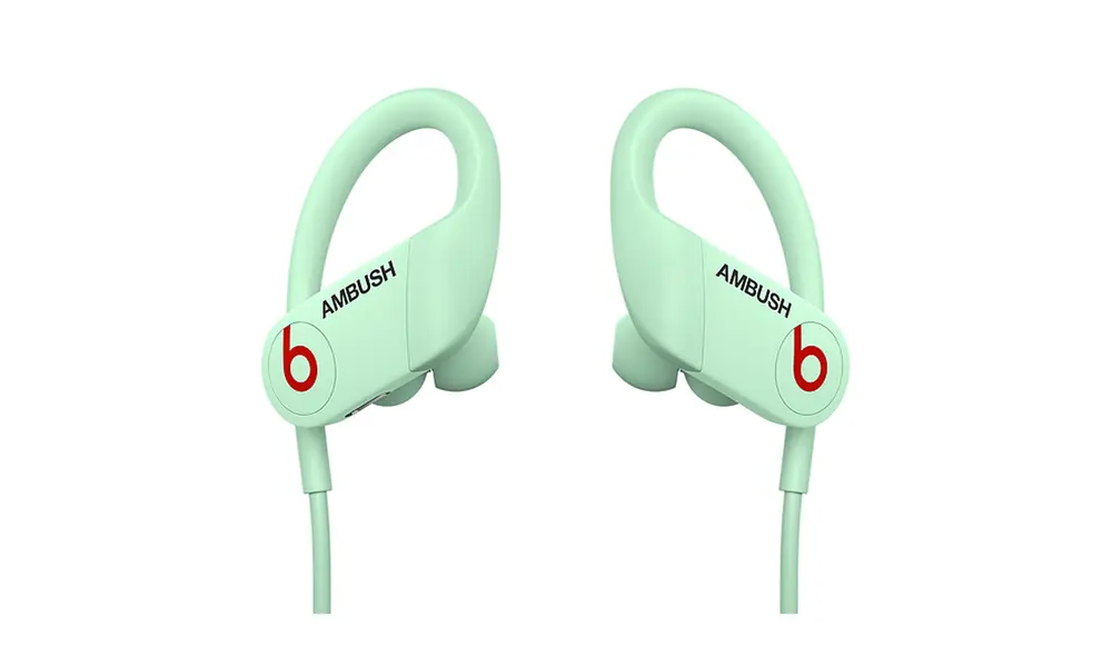 Los Powerbeats Ambush Glow lucen el logo de Beats y Ambush. Foto: Beats