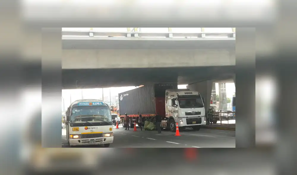 Semana Santa: camión quedó atascado debajo del puente Atocongo [VIDEO]