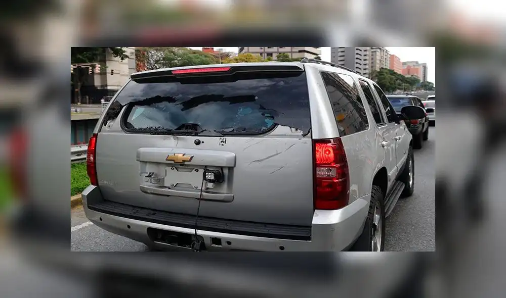 Así quedó una camioneta que transportaba opositores rumbo al Parlamento luego de ser atacada este miércoles en Caracas. Foto: EFE