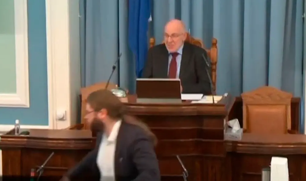 Parlamentario islandés arrancó a correr para resguardad su seguridad en medio de un sismo. Foto: RT Parlamentario islandés arrancó a correr para resguardad su seguridad en medio de un sismo. Foto: RT