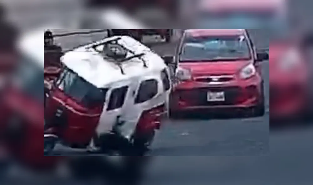 Perro se metió a una transitada avenida por seguir a manada y chocó de forma abrupta contra mototaxi ocasionando que se volteara Perro se metió a una transitada avenida por seguir a manada y chocó de forma abrupta contra mototaxi ocasionando que se volteara