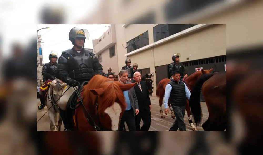 En Facebook, el excongresista Carlos Tubino se animó a posar con un cono de tránsito, luego de su incidente. Foto: La República. En Facebook, el excongresista Carlos Tubino se animó a posar con un cono de tránsito, luego de su incidente. Foto: La República.