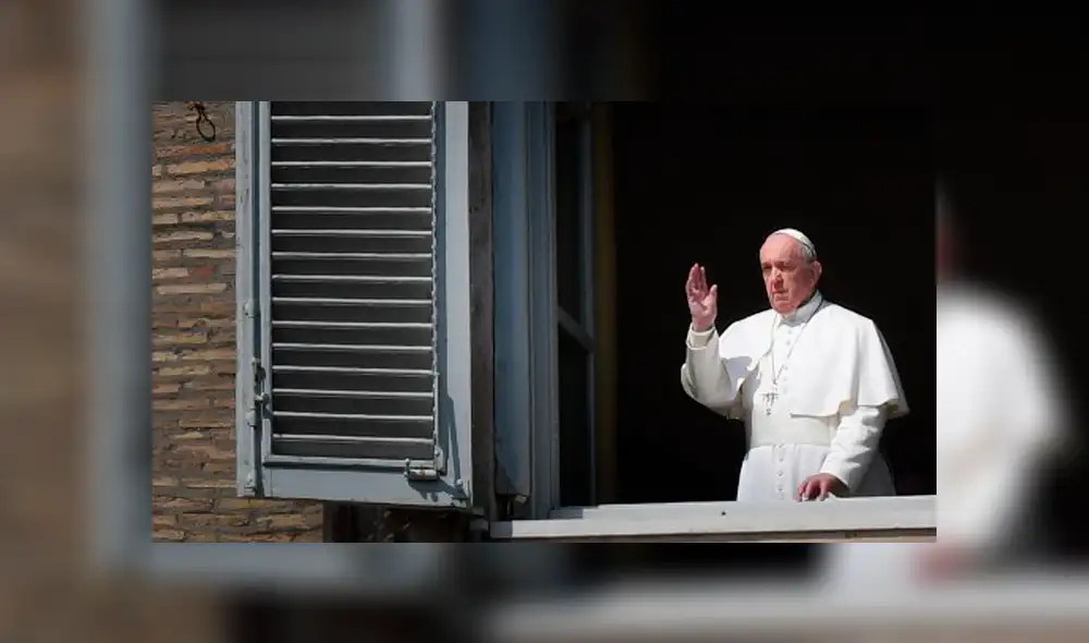 Papa Francisco saluda desde la ventana del palacio apostólico con vista a una plaza vacía de San Pedro después de su transmisión en vivo de la oración del Ángelus. Foto: AFP. Papa Francisco saluda desde la ventana del palacio apostólico con vista a una plaza vacía de San Pedro después de su transmisión en vivo de la oración del Ángelus. Foto: AFP.