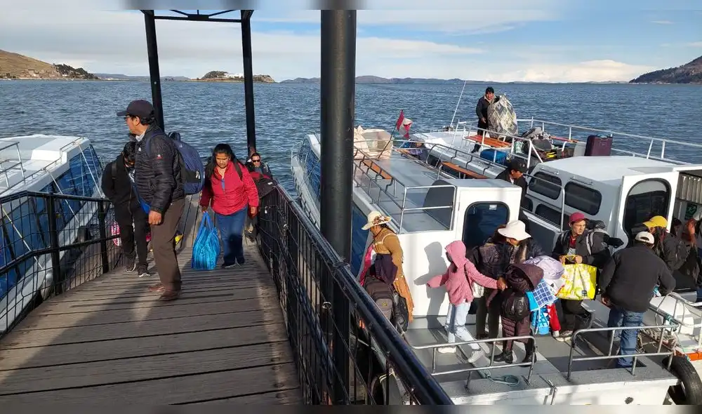 Puno. Viajantes deben pagar entre 90 y 100 soles para cruzar de un país a otro. Foto: Liubomir Fernández/URPI Puno. Viajantes deben pagar entre 90 y 100 soles para cruzar de un país a otro. Foto: Liubomir Fernández/URPI