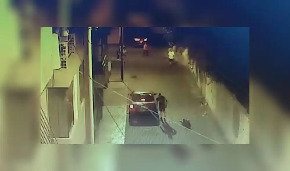 Agresor persiguió a víctima y la atacó al frente del departamento que alquilaban. (Foto: Captura de video) Agresor persiguió a víctima y la atacó al frente del departamento que alquilaban. (Foto: Captura de video)