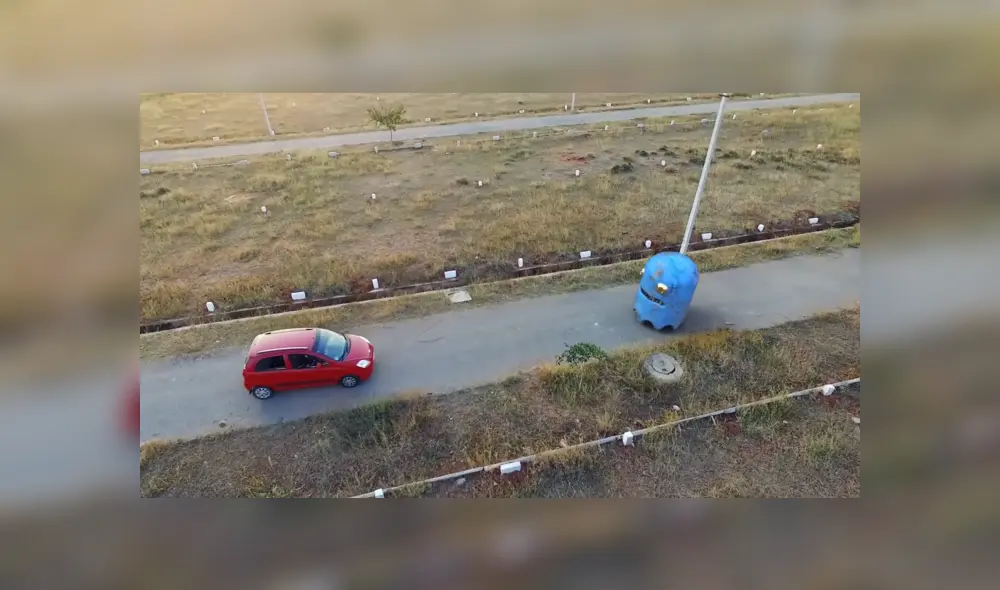 Escapar de los fantasmas, recoger fruta y un bar temático de los ochenta es lo que ofrece un laberinto de Pac-Man de tamaño real.