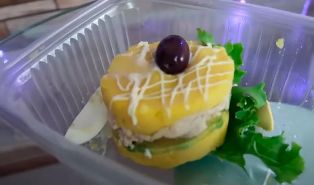 Dos jóvenes youtubers se atrevieron a comparar la causa rellena más barata con la más cara. Foto: Captura/YouTube/DesbalanceAdos Dos jóvenes youtubers se atrevieron a comparar la causa rellena más barata con la más cara. Foto: Captura/YouTube/DesbalanceAdos