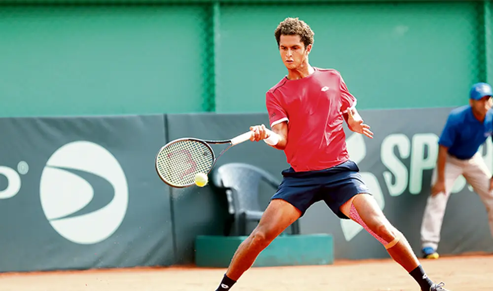 Orgullo. Juan Pablo Varillas durante el encuentro con el suizo Sandro Ehrat en el Lawn Tennis.