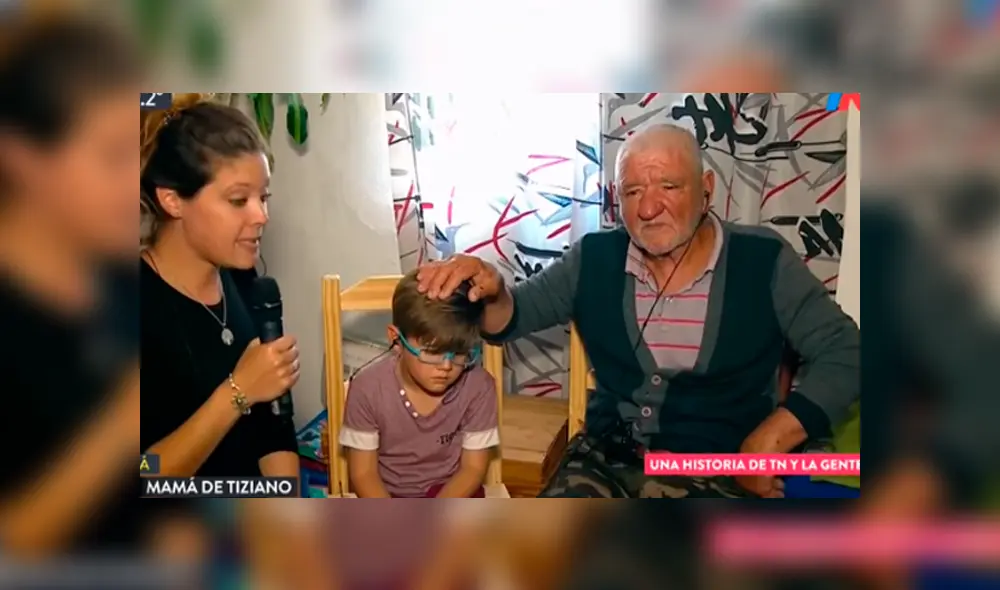 Desliza hacia la izquierda para conocer al niño que adoptó a un anciano indigente, escena viral de YouTube. Desliza hacia la izquierda para conocer al niño que adoptó a un anciano indigente, escena viral de YouTube.