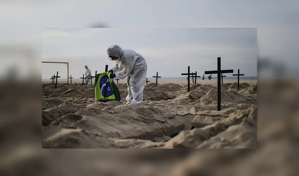 Activistas colocan cientos de cruces durante un acto organizado por la ONG Rio de Paz en la playa de Copacabana, Río de Janeiro (Brasil). | Foto: Antonio Lacerd / EFE