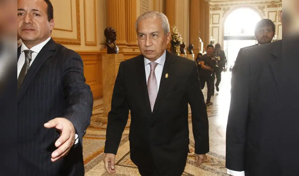 Congresistas exigen a Chlimper y a Chávarry que den paso al costado Congresistas exigen a Chlimper y a Chávarry que den paso al costado
