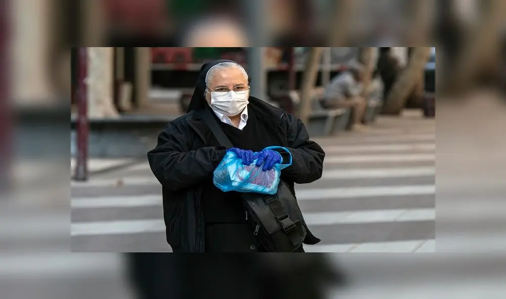 A nun wears a face mask as a preventive measure against the spread of the COVID-19 coronavirus, in Santiago, on May 13, 2020. - Chile's government ordered a mandatory total quarantine for the capital Santiago on Wednesday after a 60 percent spike in coronavirus infections in the previous 24 hours. (Photo by Martin BERNETTI / AFP)