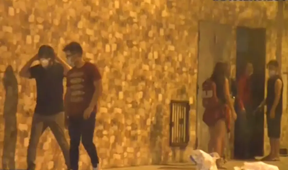 Transgresores de la ley que escaparon de la Policía salieron caminando en pleno toque de queda. Foto: captura de canal N Transgresores de la ley que escaparon de la Policía salieron caminando en pleno toque de queda. Foto: captura de canal N