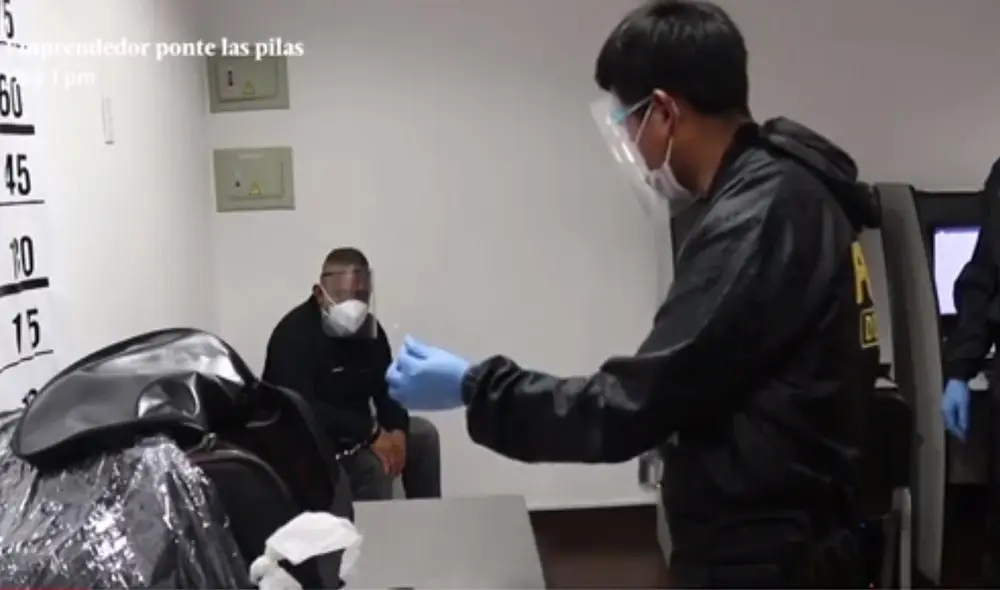 Sustancia encontrada a Jhon Prado fue sometida  a la prueba de reactivo. Foto: captura de América Noticias