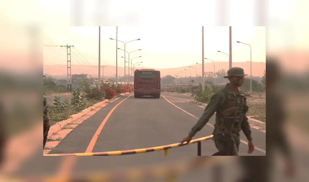 Militares venezolanos supervisaron el traslado de sus compatriotas, en medio de la pandemia del coronavirus. Foto: EFE Militares venezolanos supervisaron el traslado de sus compatriotas, en medio de la pandemia del coronavirus. Foto: EFE