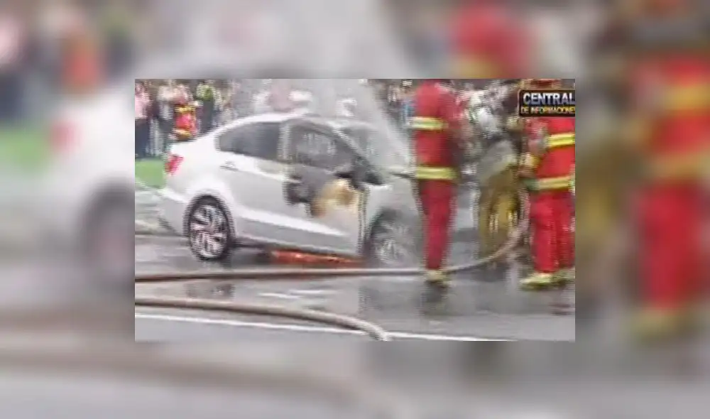 Cercado de Lima: Vehículo se incendió frente a Palacio de Justicia [VIDEO]