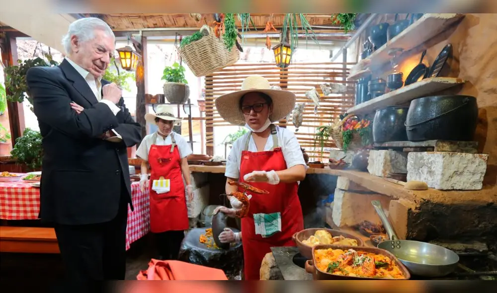 Mario Vargas Llosa disfruta su paso por Arequipa durante grabaciones de documental. Mario Vargas Llosa disfruta su paso por Arequipa durante grabaciones de documental.