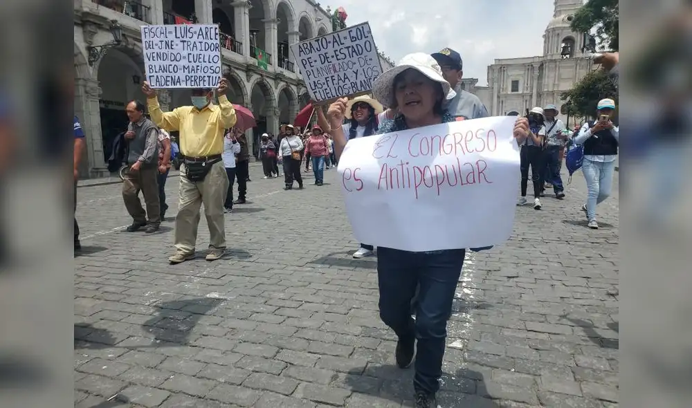 Arequipa. ciudadanos llegaron hasta la Plaza de Armas para protestar. Foto Leonela Aquino URPI -LR