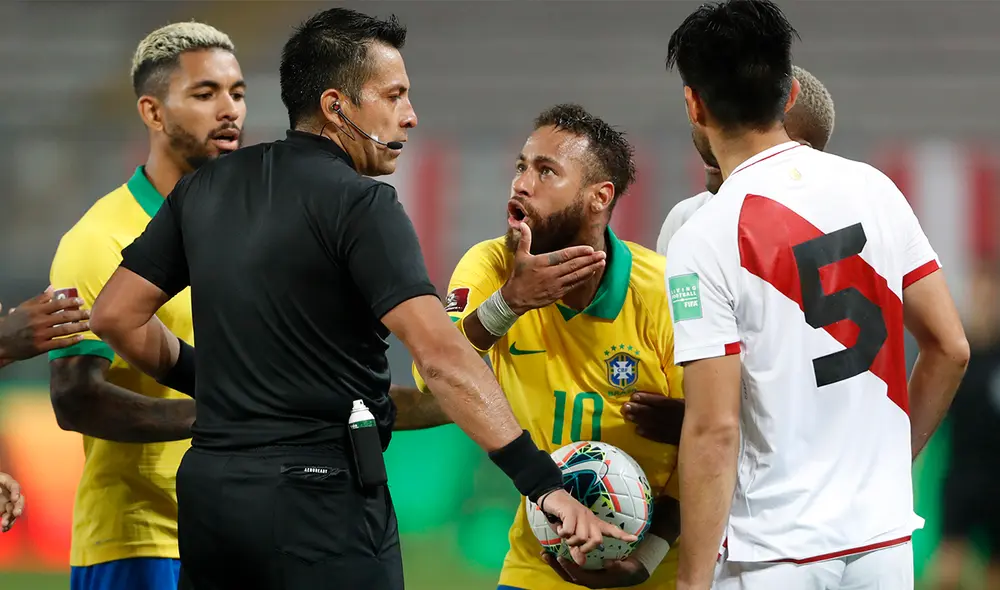 Julio Bascuñán cobró dos penales y expulsó a Carlos Zambrano en el partido de las Eliminatorias a Qatar 2022. Foto: AFP